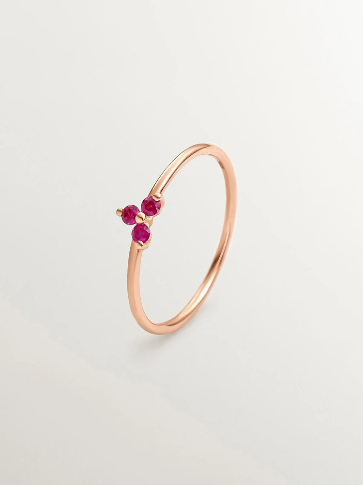 Anillo de oro rosa de 9K con trébol de rubíes