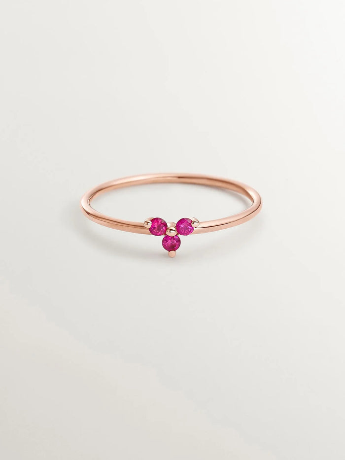 Anillo de oro rosa de 9K con trébol de rubíes