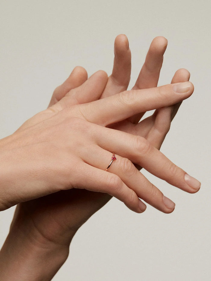 Anillo de oro rosa de 9K con trébol de rubíes