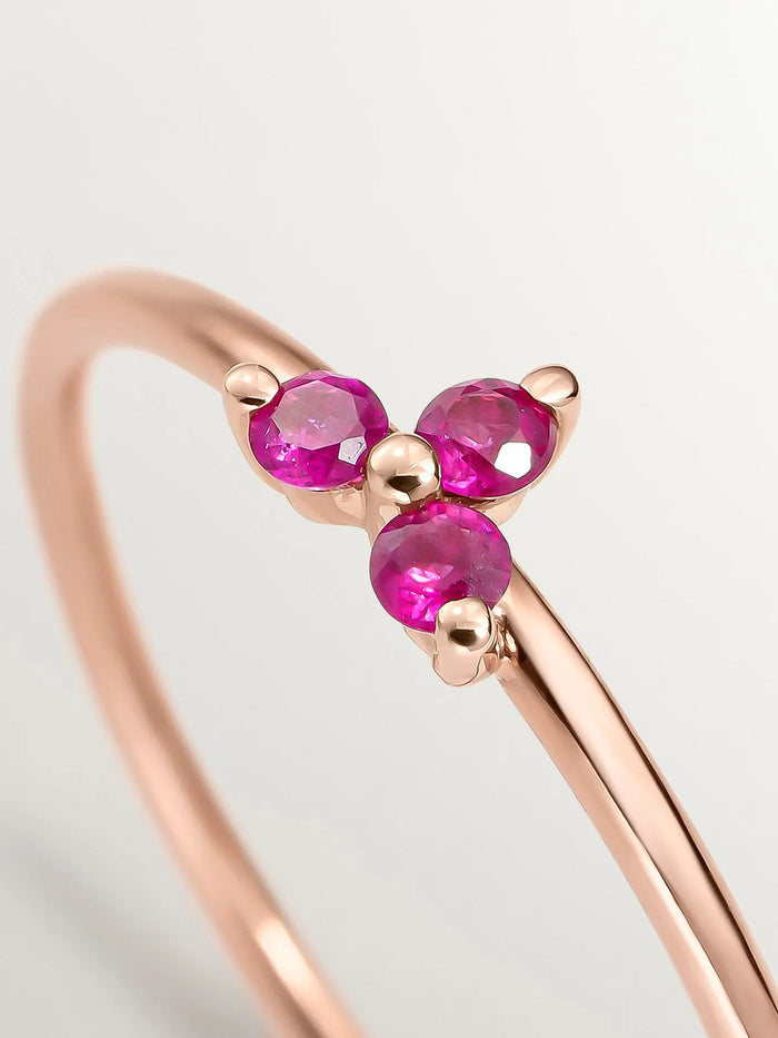 Anillo de oro rosa de 9K con trébol de rubíes