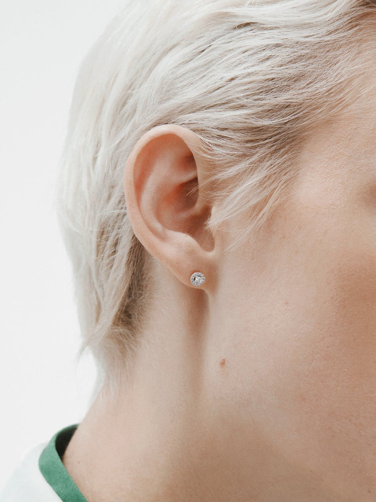 Pendiente individual de oro blanco de 18K con orla de diamantes 0,1 cts