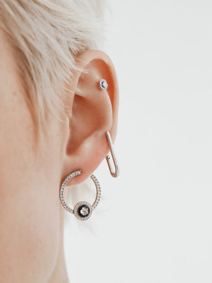 Pendiente individual de oro blanco de 18K con orla de diamantes 0,1 cts