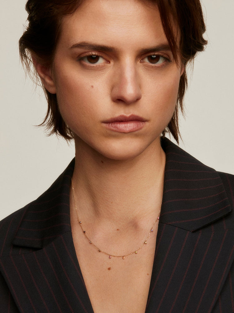 Collar de oro amarillo de 9K con tsavoritas y zafiros multicolor