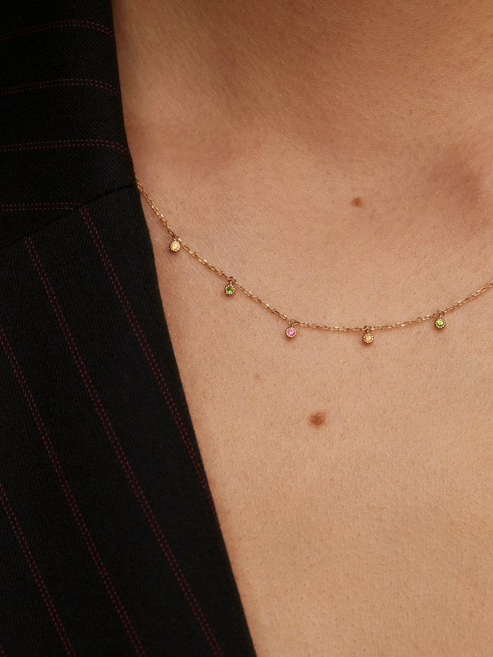 Collar de oro amarillo de 9K con tsavoritas y zafiros multicolor