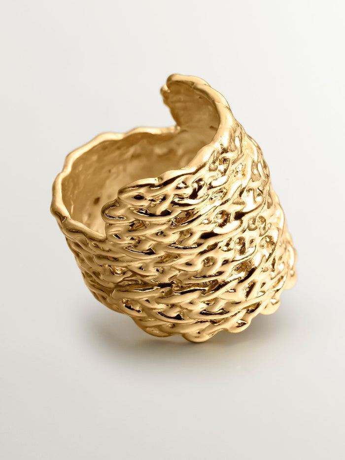 Anillo ancho de plata 925 bañada en oro amarillo de 18k con textura de mimbre