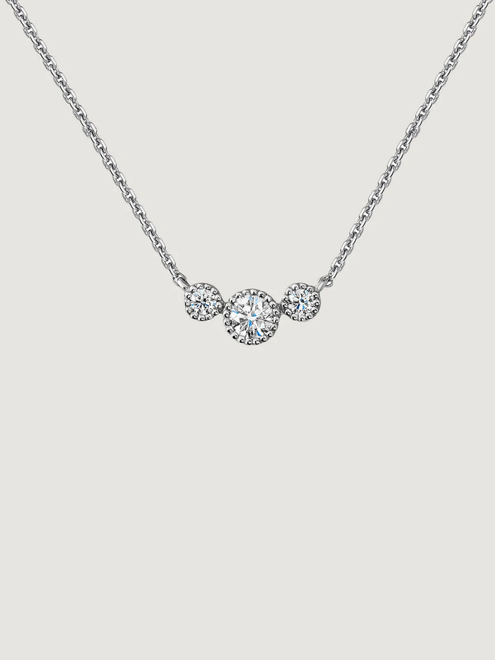 Colgante de oro blanco de 18K con triple diamante 0,097 cts