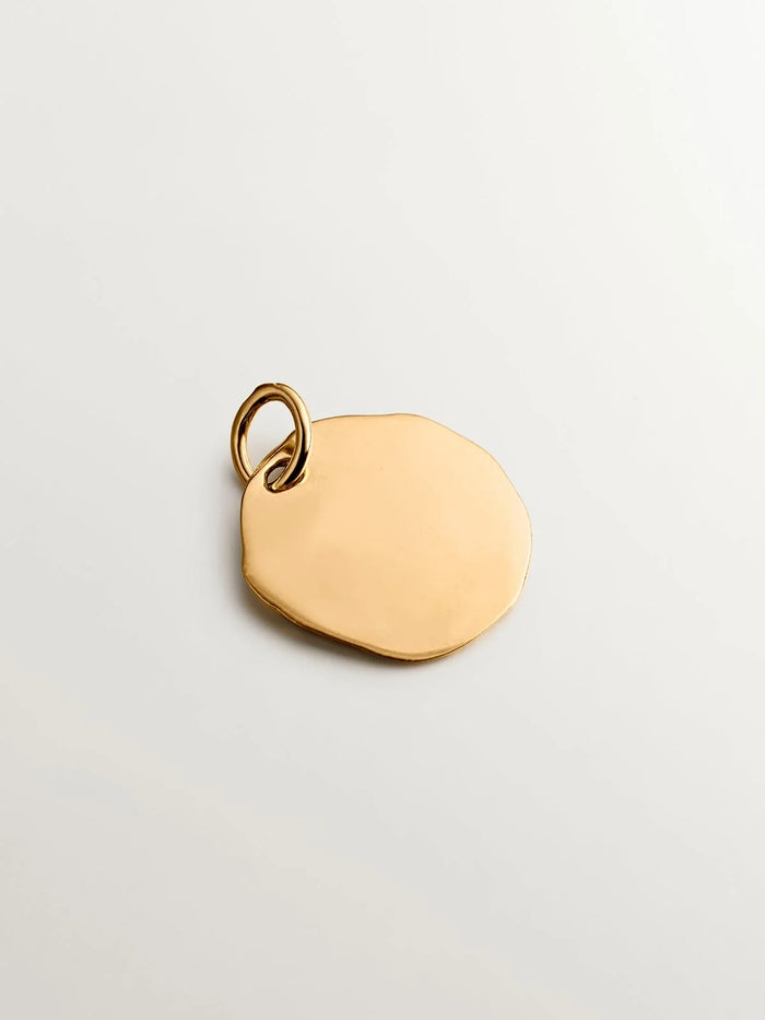 Charm artesanal de plata 925 bañada en oro amarillo de 18K con inicial A