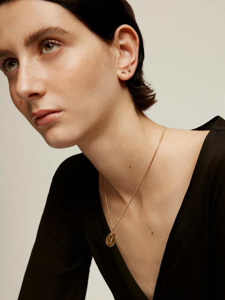 Charm medalla inicial B artesanal plata recubierta oro