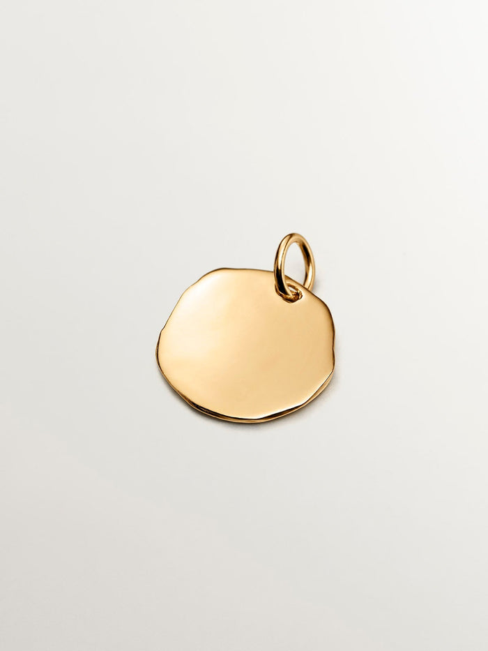 Charm medalla inicial C artesanal plata recubierta oro
