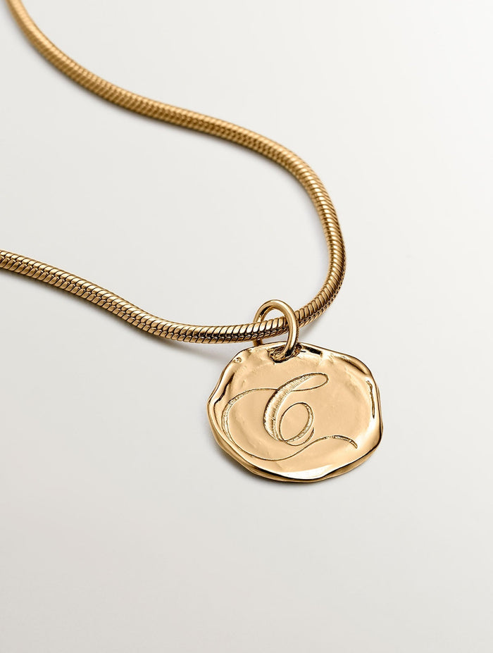 Charm medalla inicial C artesanal plata recubierta oro
