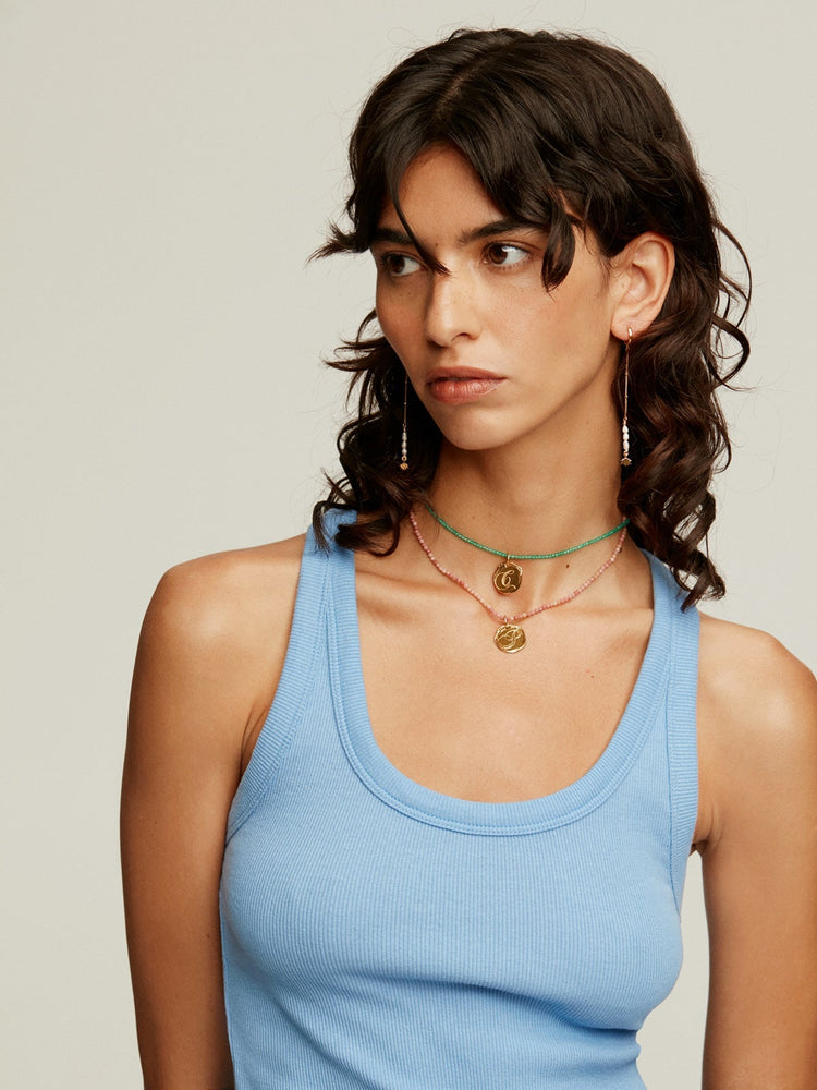 Charm medalla inicial C artesanal plata recubierta oro