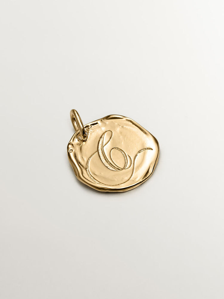 Charm medalla inicial C artesanal plata recubierta oro