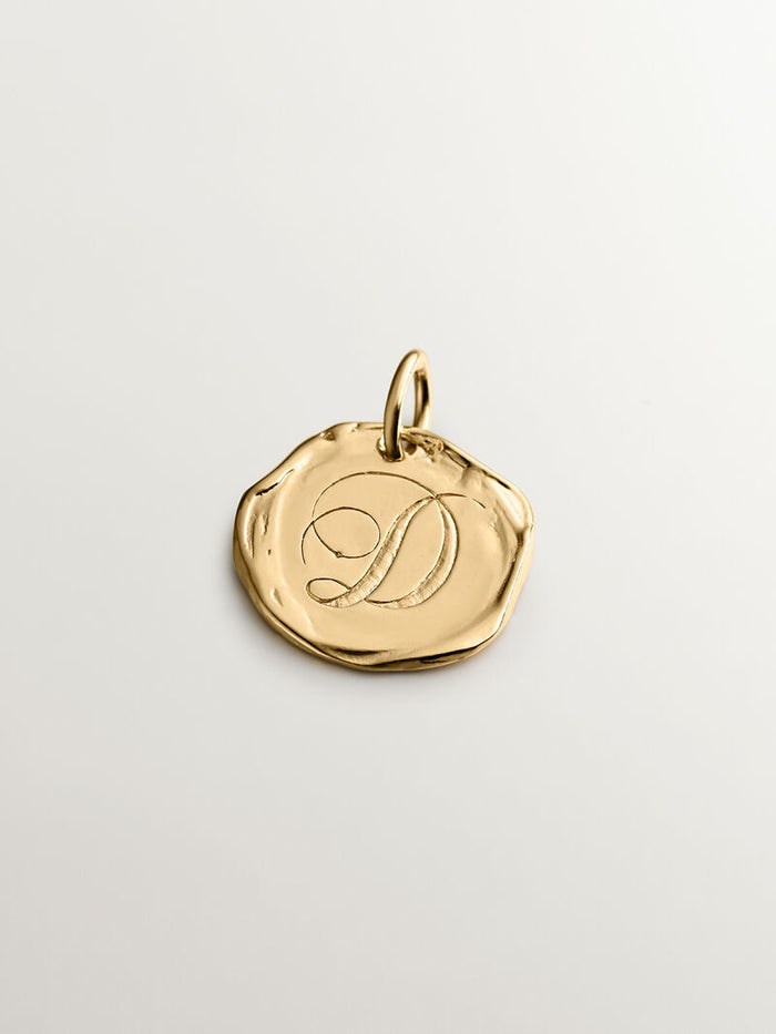 Charm medalla inicial D artesanal plata recubierta oro