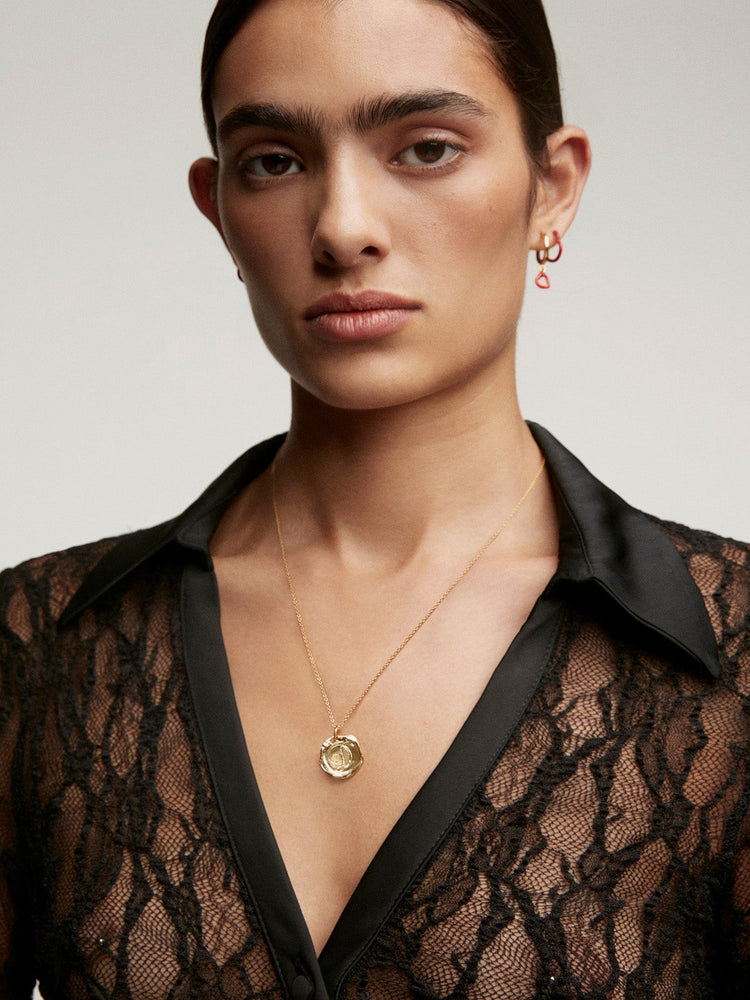 Charm medalla inicial D artesanal plata recubierta oro