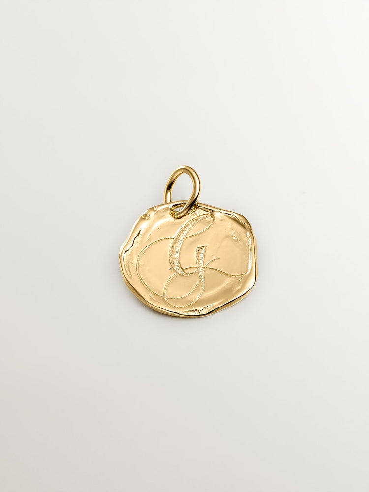 Charm medalla inicial G artesanal plata recubierta oro