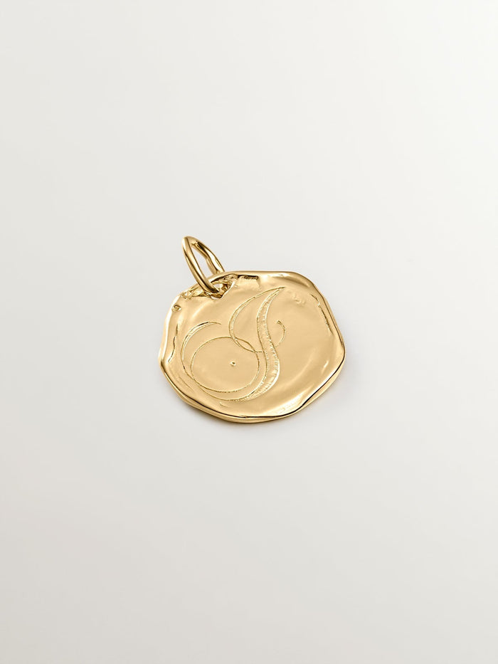 Charm medalla inicial J artesanal plata recubierta oro