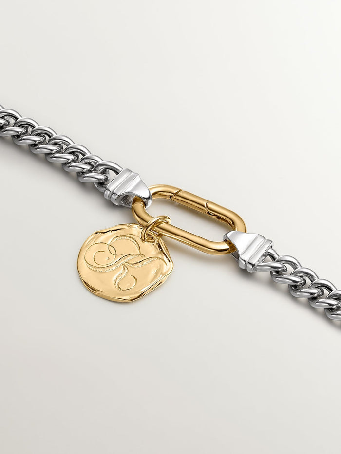 Charm medalla inicial K artesanal plata recubierta oro