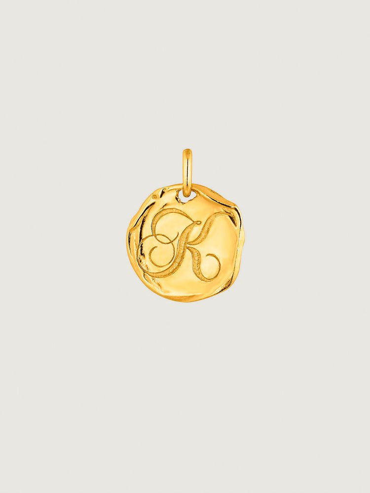 Charm medalla inicial K artesanal plata recubierta oro