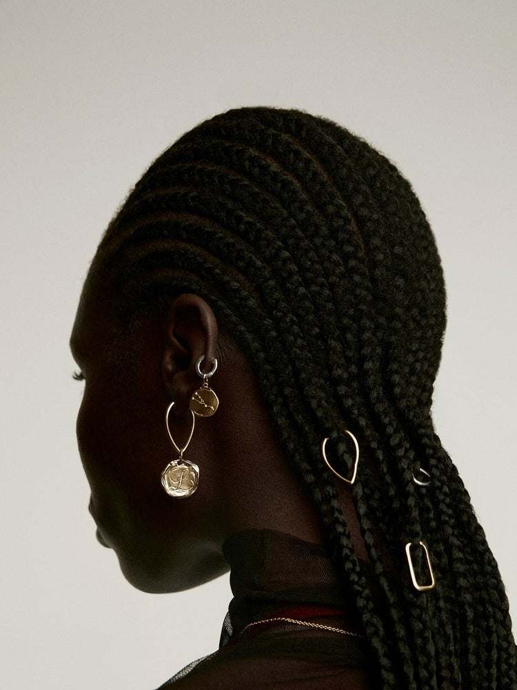 Charm medalla inicial L artesanal plata recubierta oro