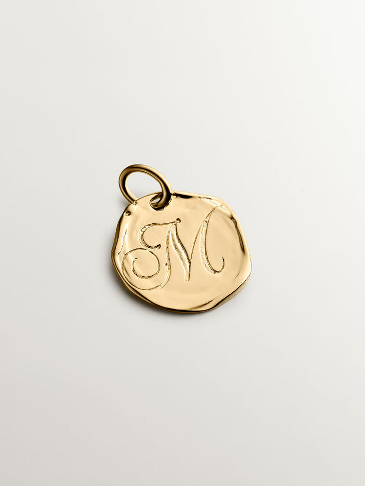 Charm medalla inicial M artesanal plata recubierta oro