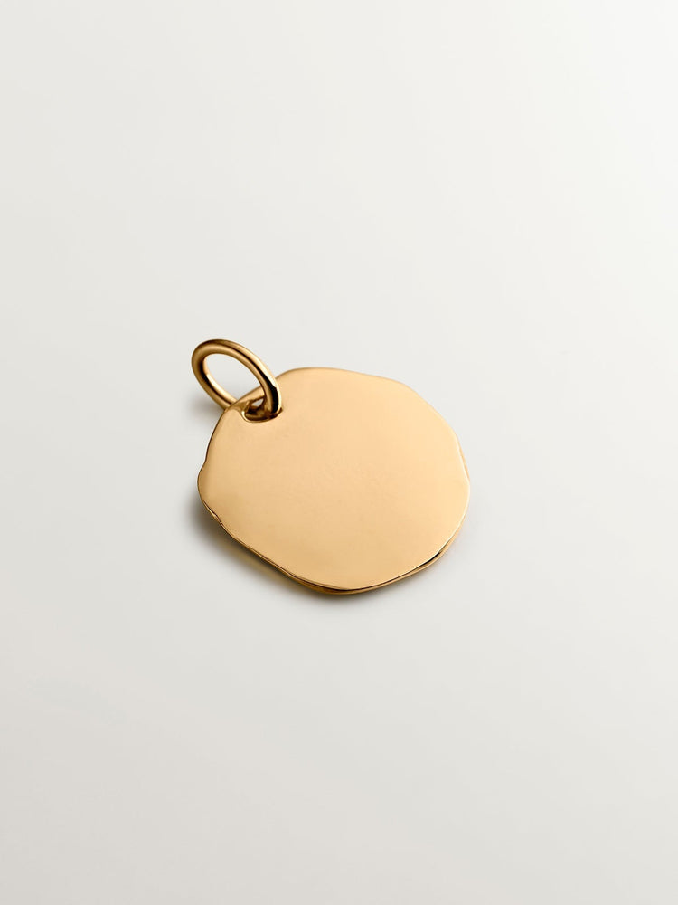 Charm medalla inicial P artesanal plata recubierta oro