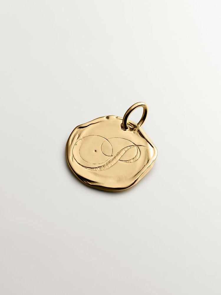 Charm medalla inicial P artesanal plata recubierta oro