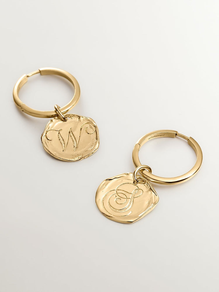 Charm medalla inicial S artesanal plata recubierta oro