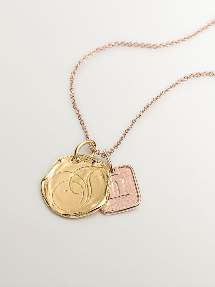 Charm medalla inicial T artesanal plata recubierta oro