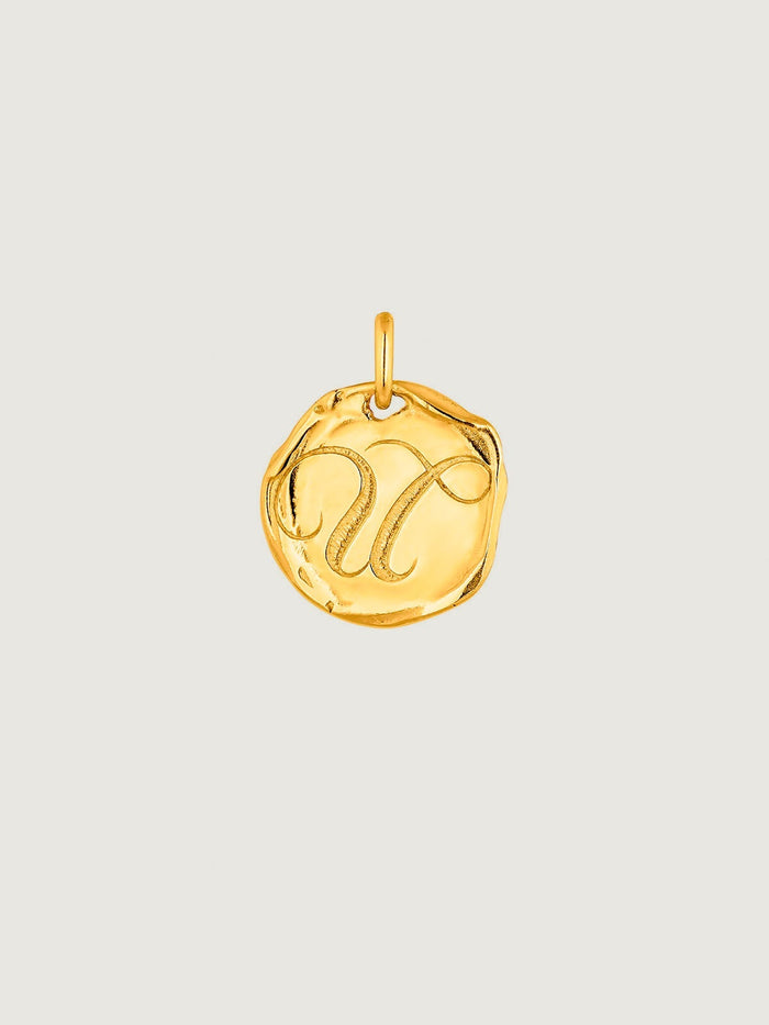 Charm artesanal de plata 925 bañada en oro amarillo de 18K con inicial U