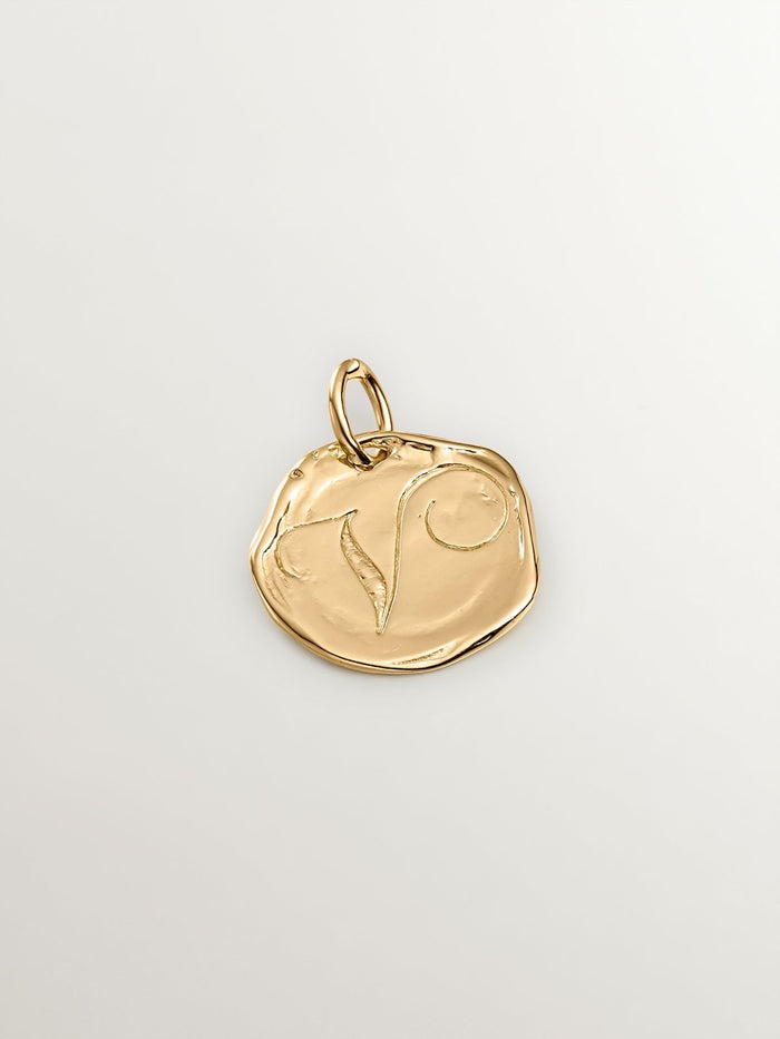 Charm medalla inicial V artesanal plata recubierta oro