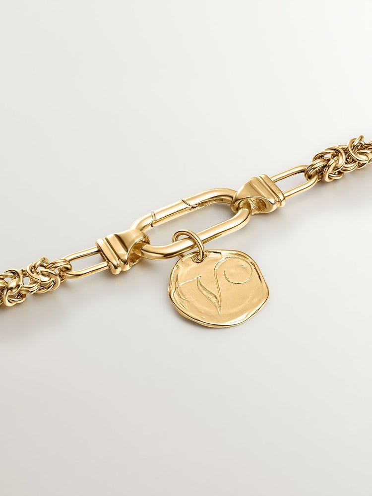 Charm medalla inicial V artesanal plata recubierta oro