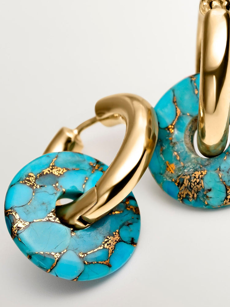 Pendientes de aro mediano de plata bañada en oro amarillo de 18kt con piedra azul turquesa