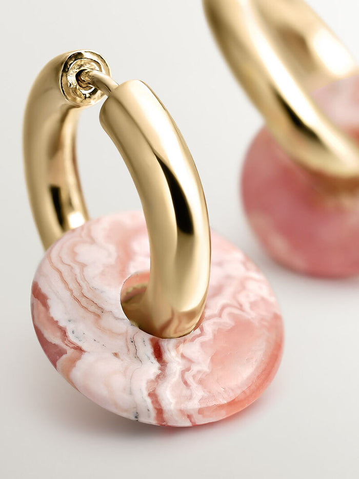 Pendientes de aro mediano de plata bañada en oro amarillo de 18kt con piedra rodocrosita rosa