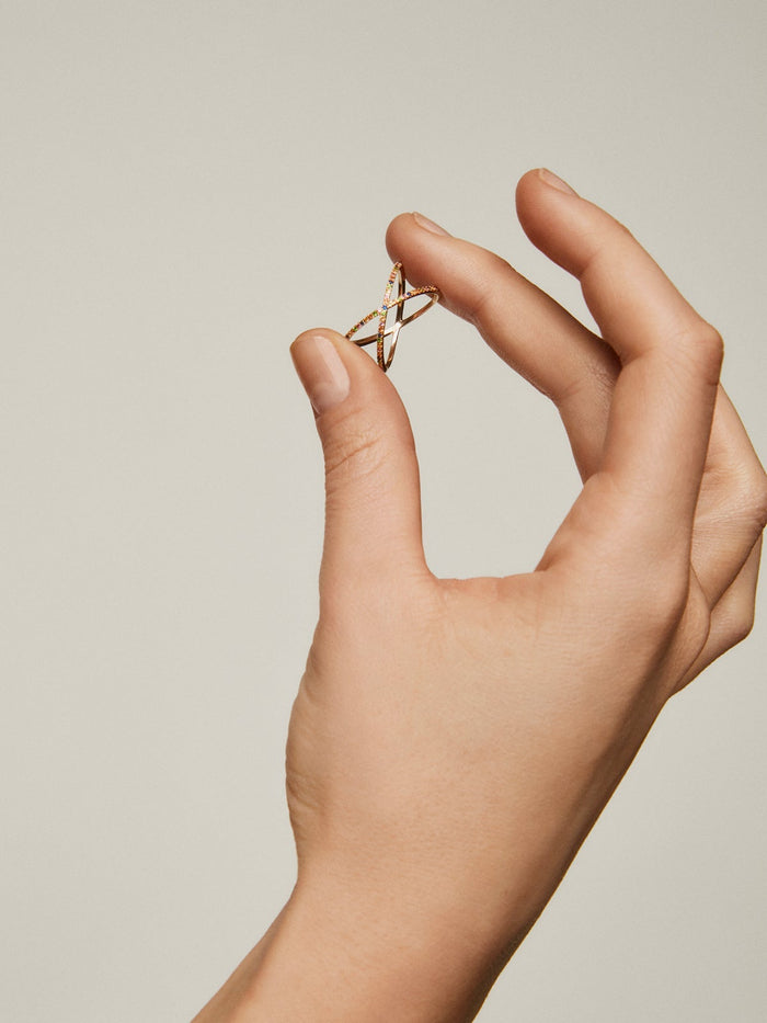 Anillo multibrazo de oro con zafiros y tsavoritas.