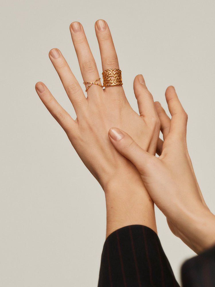 Anillo multibrazo de oro con zafiros y tsavoritas.