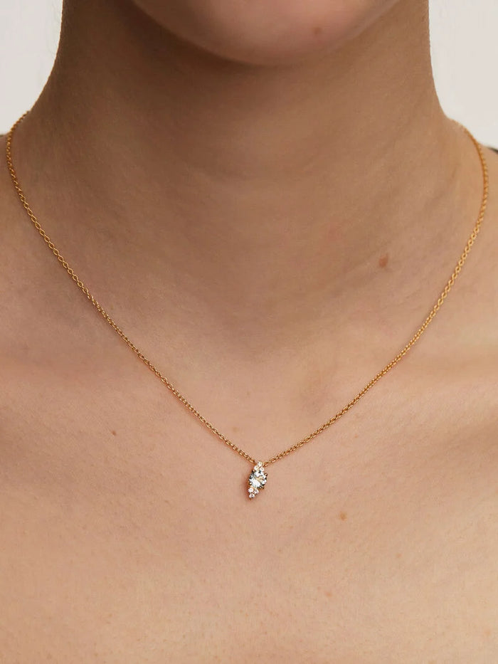 Colgante de plata bañada en oro amarillo de 18kt con piedras topacio azul Sky y zafiros blancos