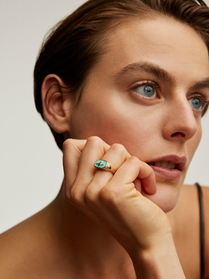 Anillo sello escarabajo de plata bañada en oro amarillo de 18kt con esmalte verde