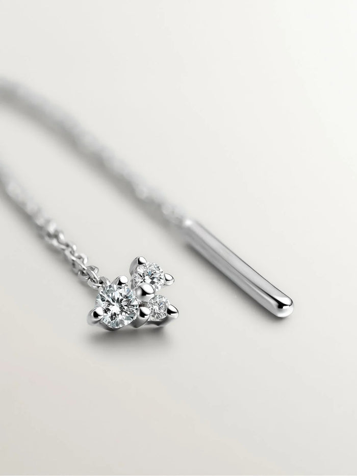 Pendiente individual de oro blanco de 18K con cadena y diamantes