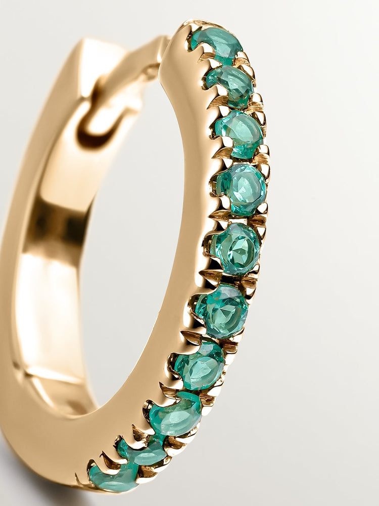 Pendiente individual de aro pequeño de oro amarillo de 9kt con piedras esmeraldas verdes