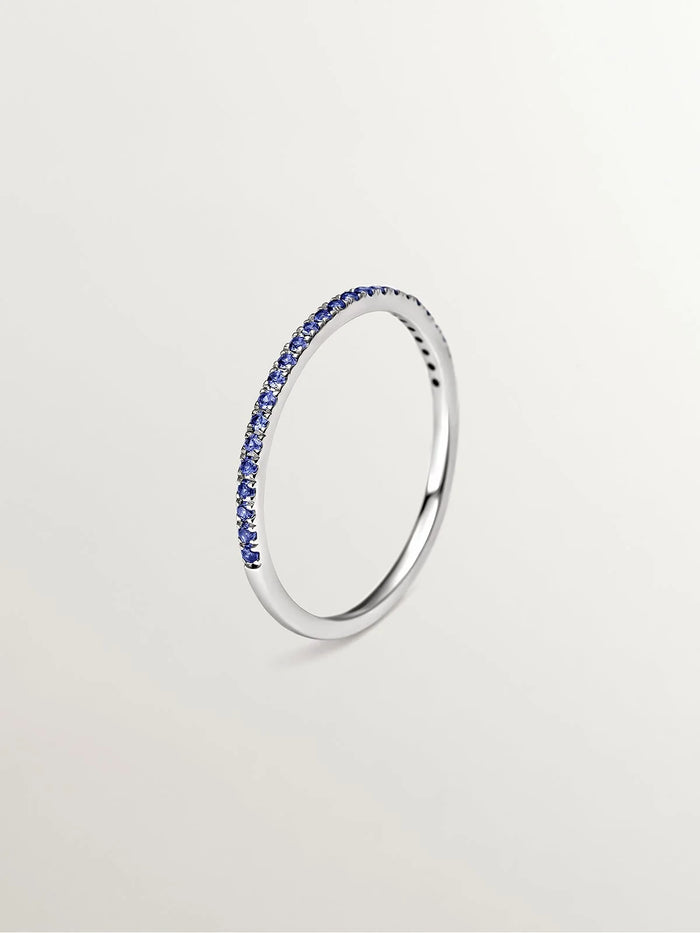 Anillo de oro blanco de 9K con zafiros azules