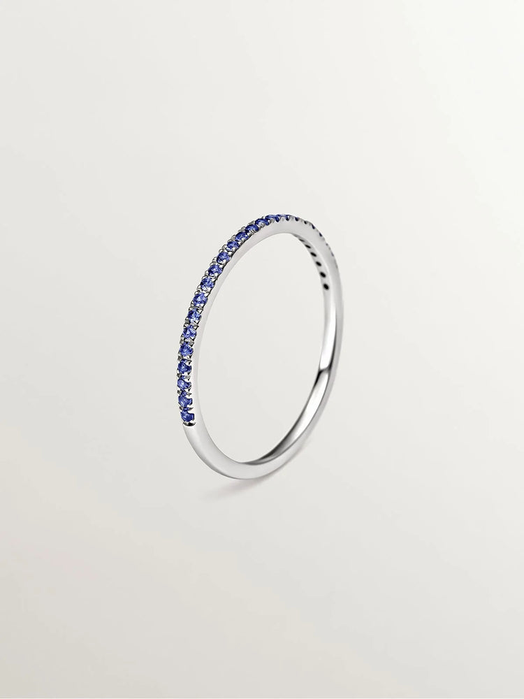 Anillo de oro blanco de 9K con zafiros azules