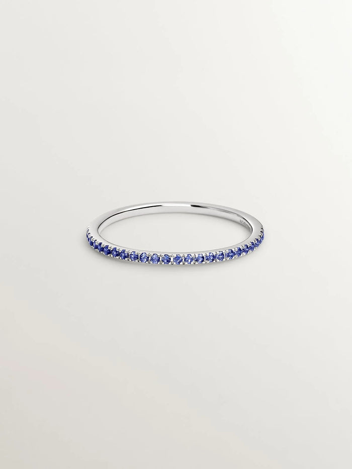 Anillo de oro blanco de 9K con zafiros azules