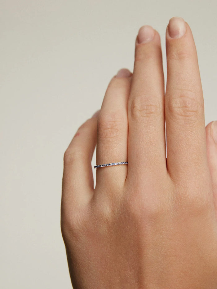 Anillo de oro blanco de 9K con zafiros azules