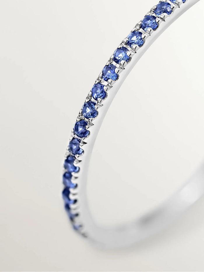 Anillo de oro blanco de 9K con zafiros azules
