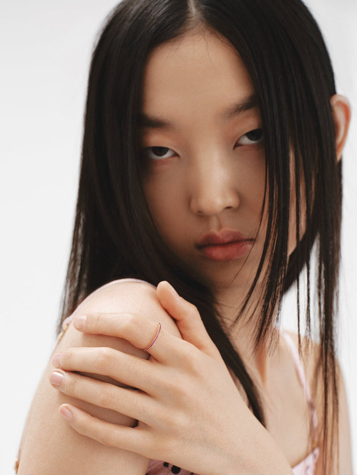 Anillo de oro rosa de 9K con rubíes rosas