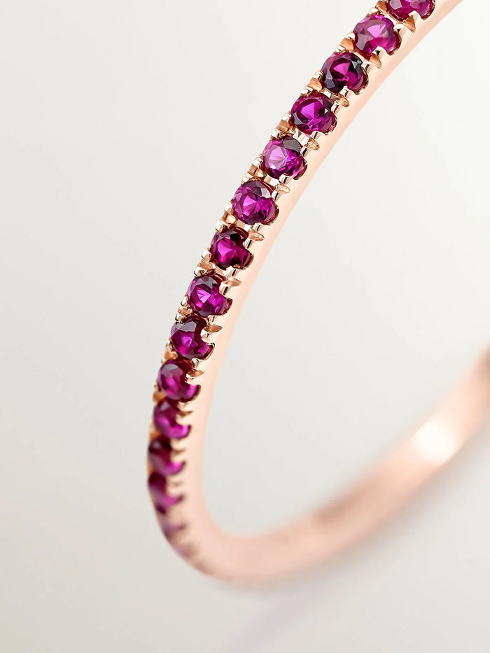Anillo de oro rosa de 9K con rubíes rosas