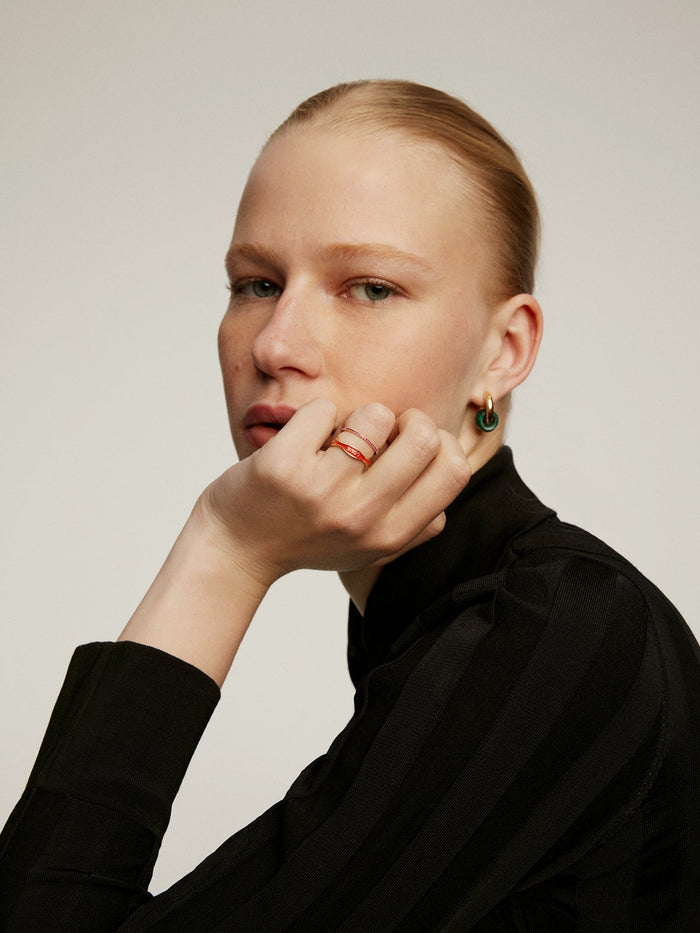 Anillo de oro rosa de 9K con rubíes rosas