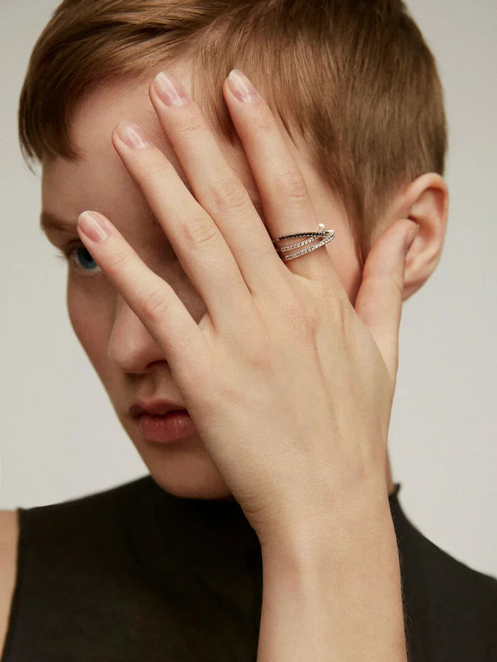 Anillo triple cruzado de plata con piedras topacios blancos y espinelas negras