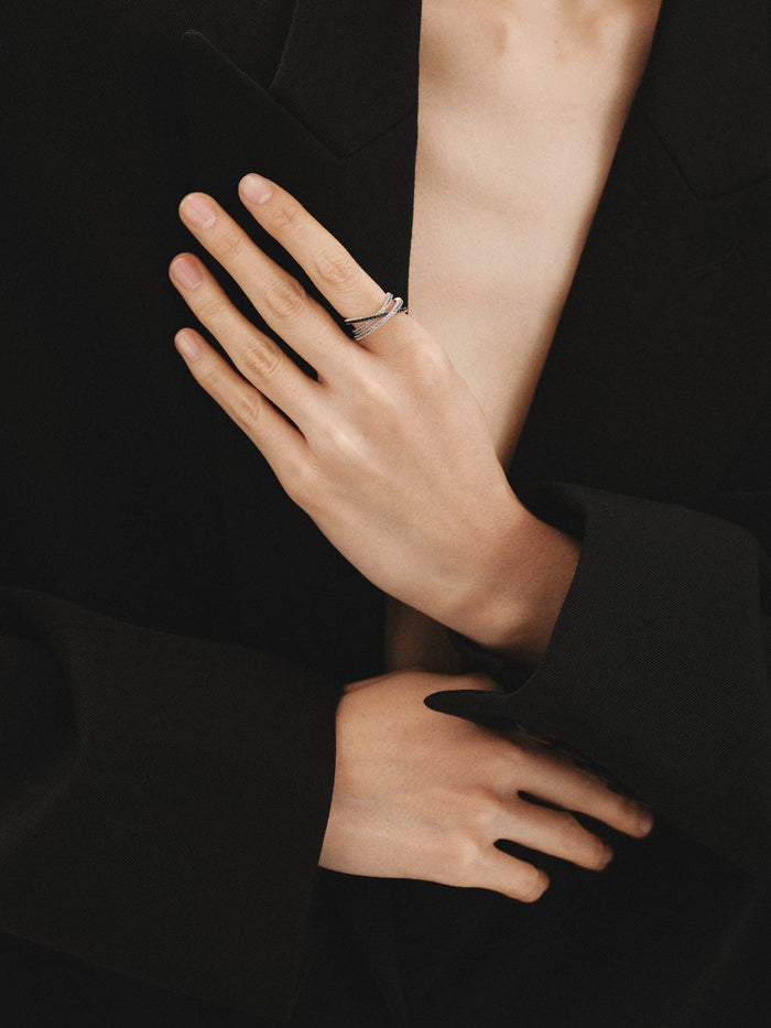 Anillo triple cruzado de plata con piedras topacios blancos y espinelas negras