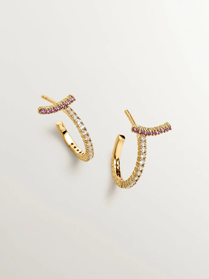 Pendientes de aro pequeños de plata 925 bañada en oro amarillo de 18K con topacios blancos y rodolitas rosas